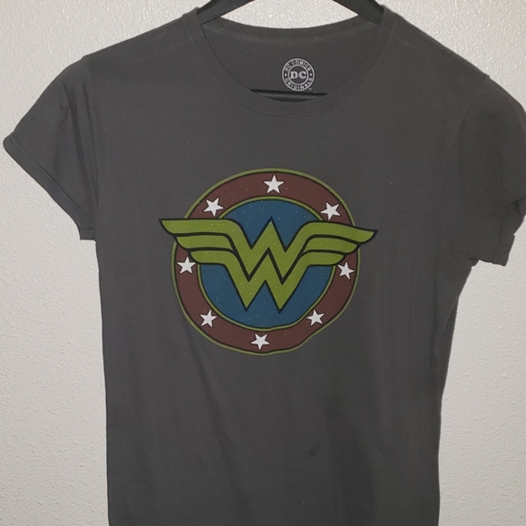 DC Comics Tops - DC Wonder Woman Symbol tee, size XL